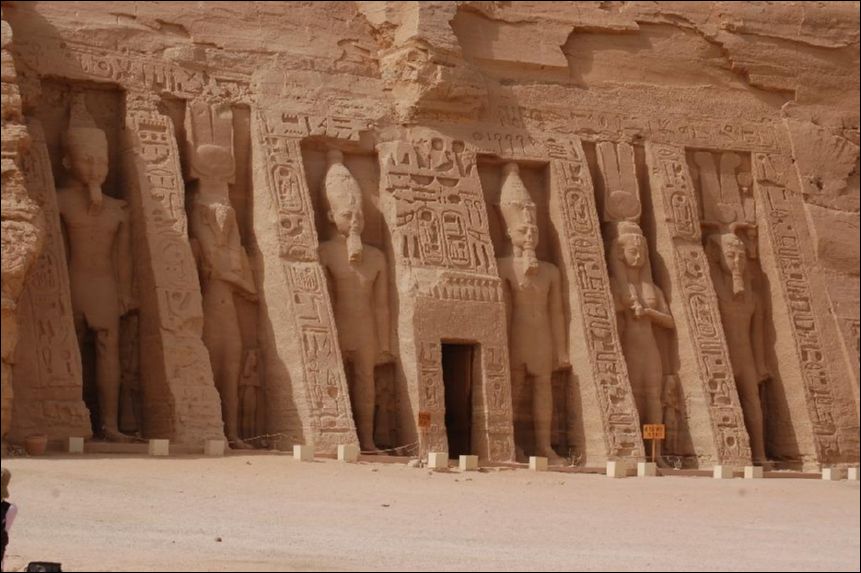 <i><b>Abu Simbel-035</b></i>